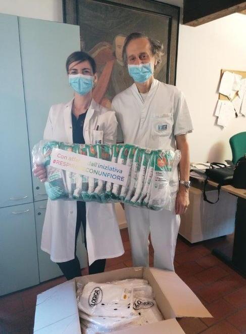 Tute antibatteriche mascherine, guanti e aiuti alimentari 