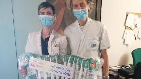 Tute antibatteriche mascherine, guanti e aiuti alimentari