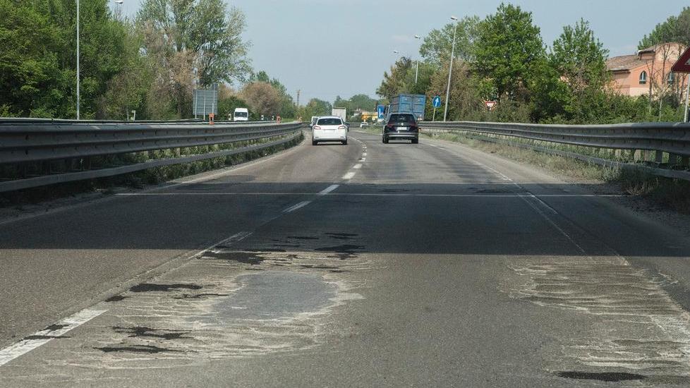 Mezzi pesanti e intemperie Così l’asfalto perde i pezzi