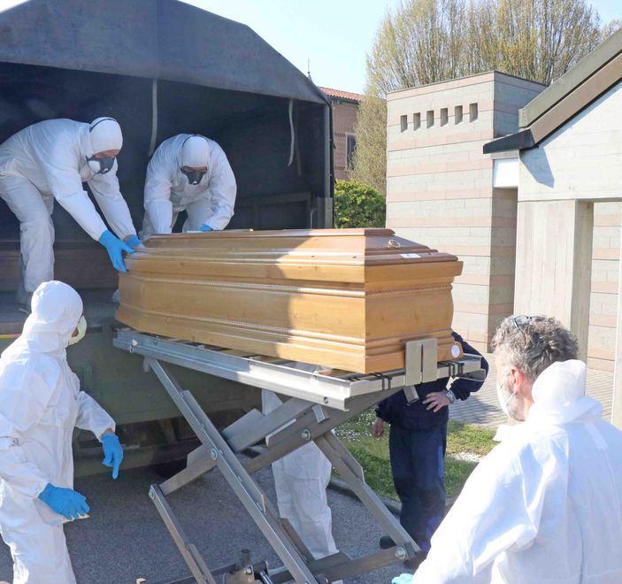 Altre trenta bare a Ferrara l’Esercito torna con 5 camion 