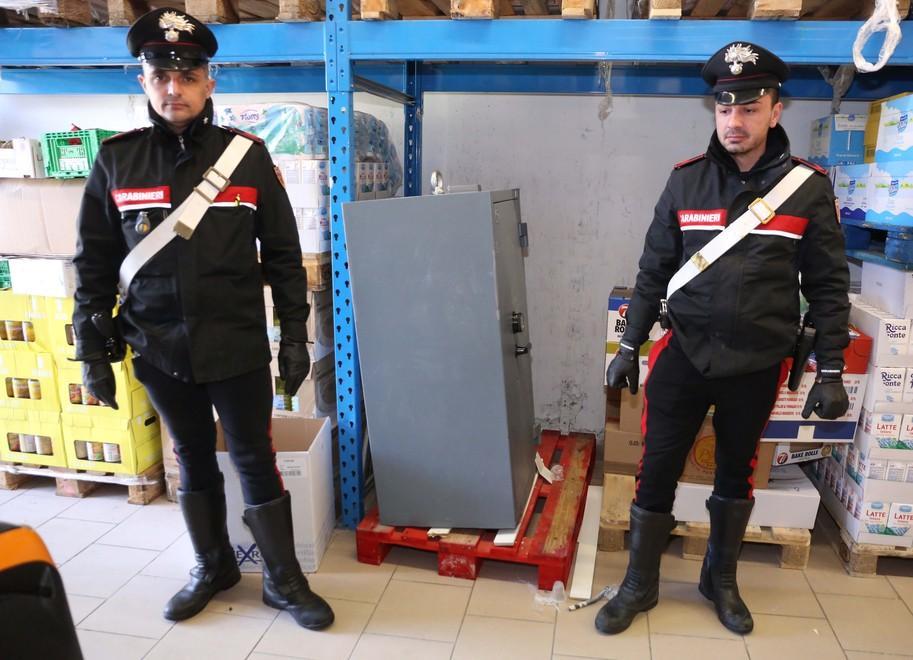 I ladri all’Ecu messi in fuga abbandonano la cassaforte 