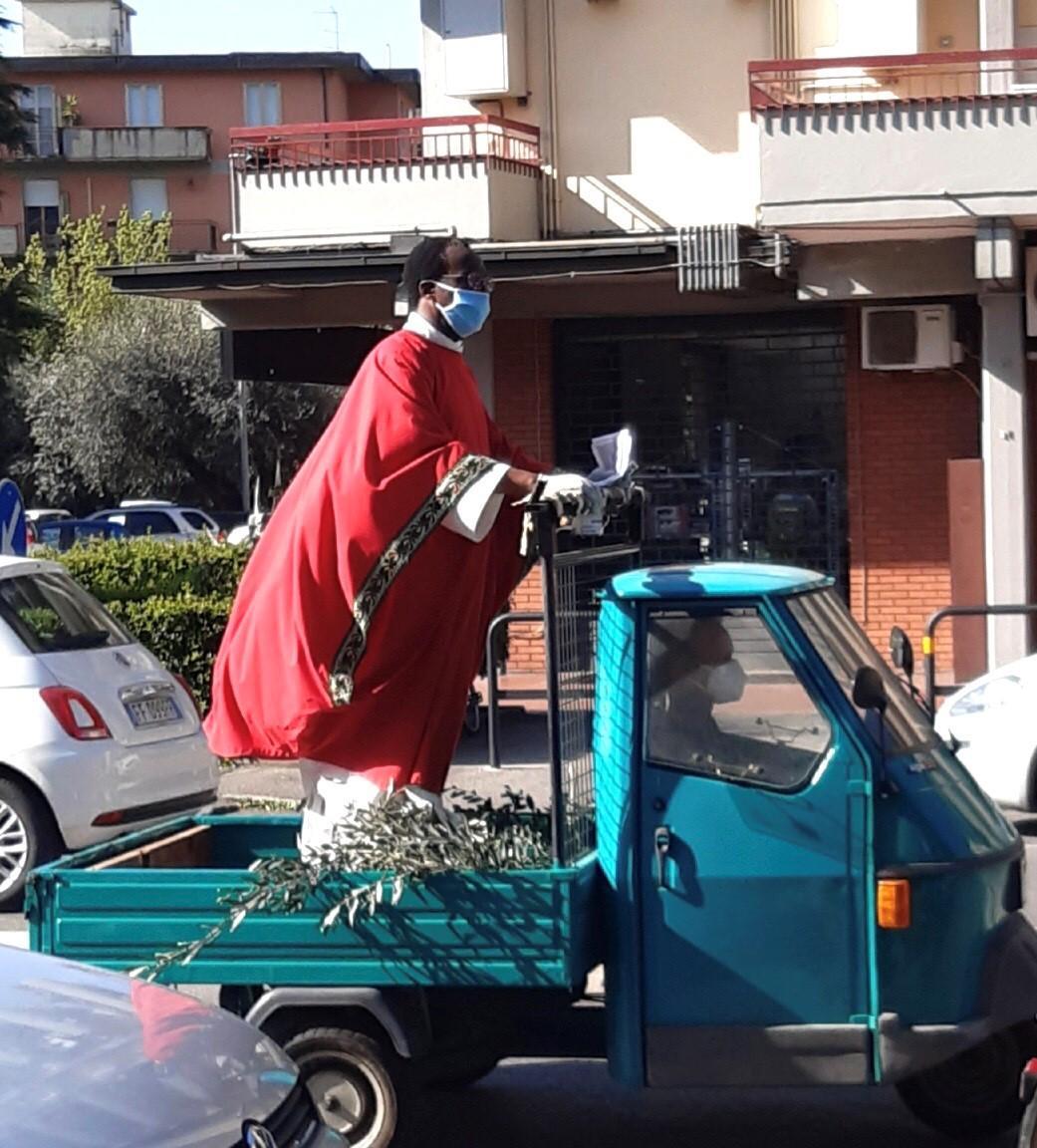 Don Jean-Jacques sul cassone dell'Ape 50 (foto Batavia)