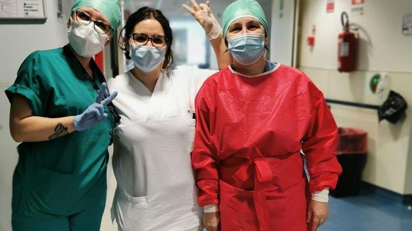 I camici delle infermiere all'ospedale Santo Stefano formano il tricolore. La foto è stata pubblicata dal consigliere regionale Nicola Ciolini