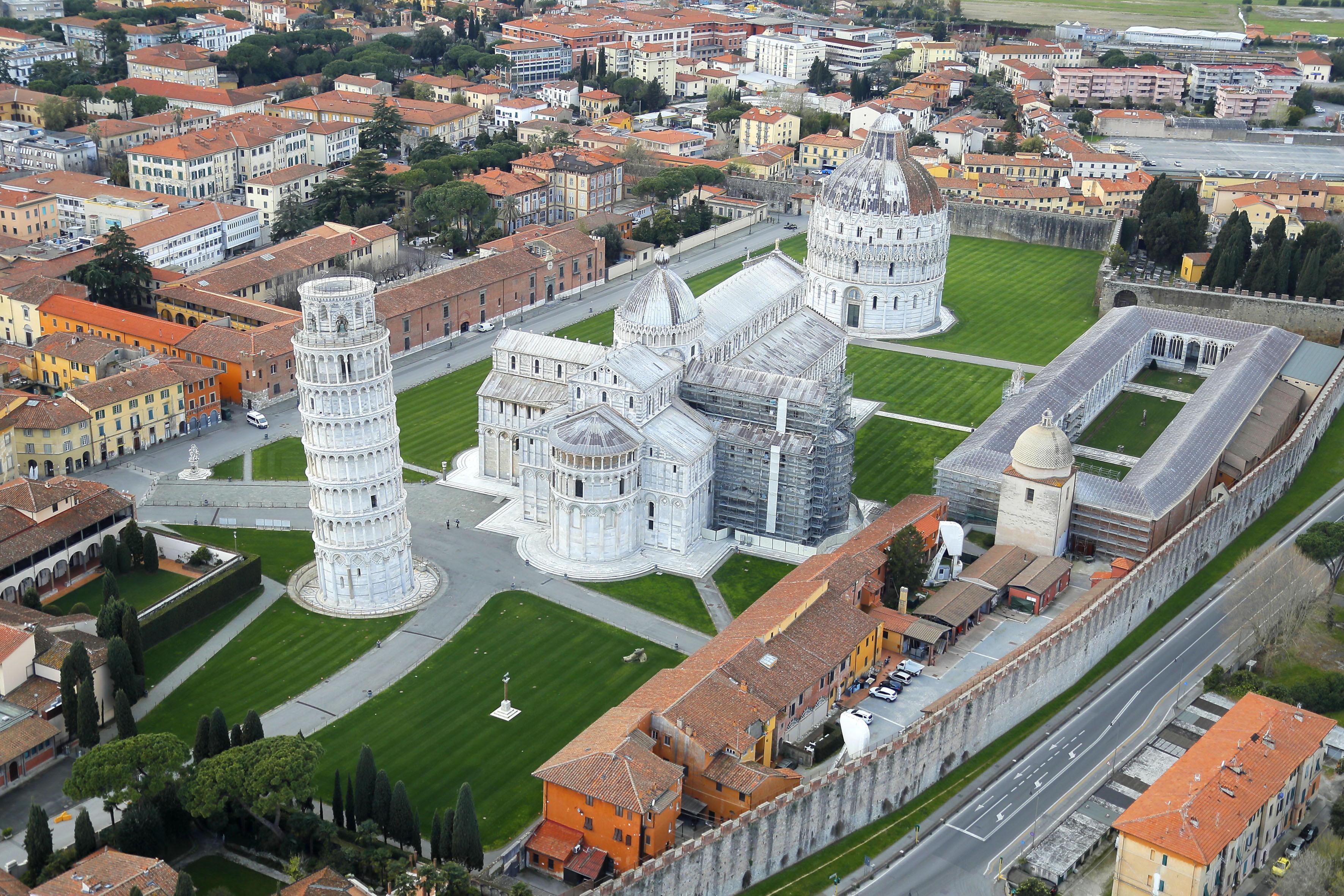 Piazza dei Miracoli deserta nei giorni dell'emergenza coronavirus nello scatto dal drone di Fabio Muzzi