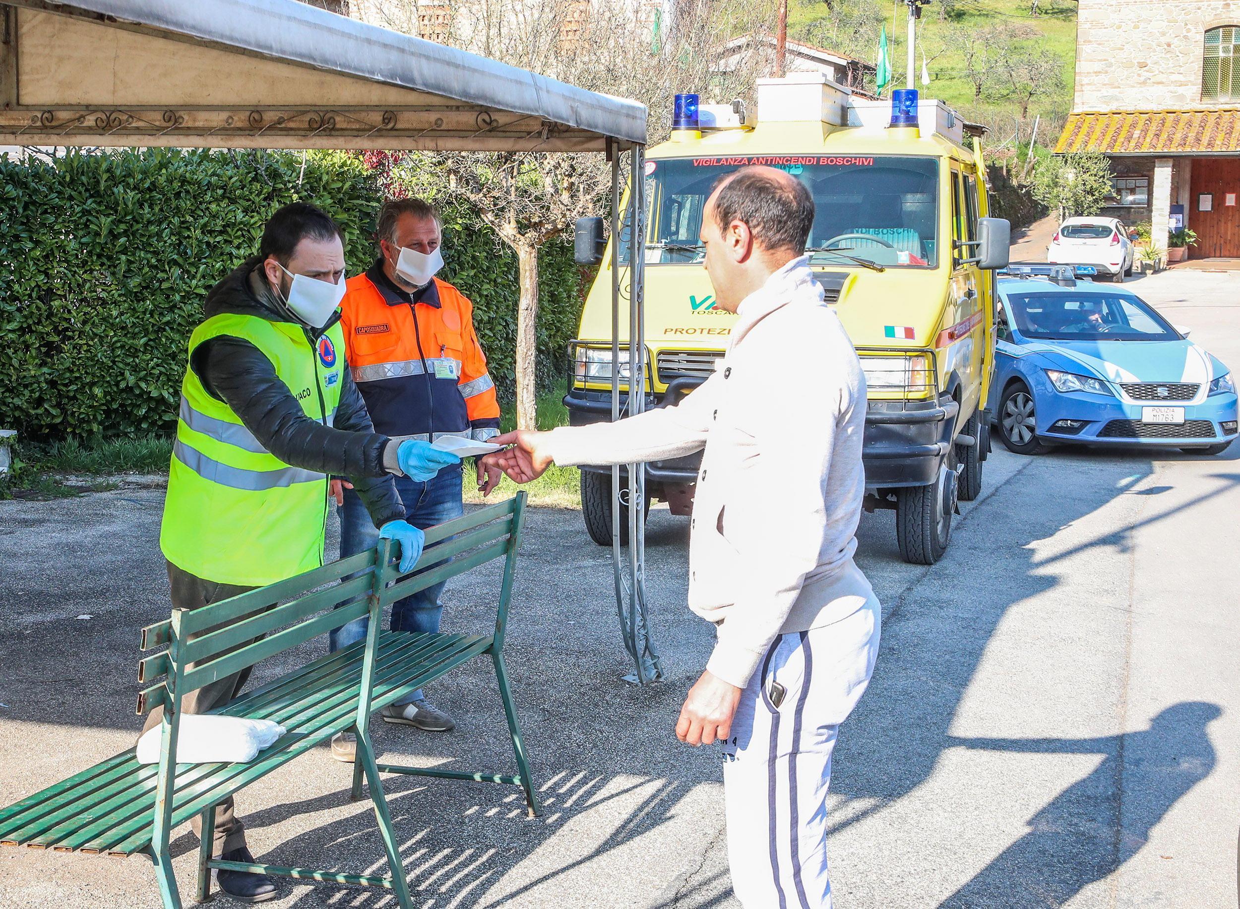Il sindaco di Montecatini Luca Baroncini consegna le mascherine ai residenti di Nievole (Foto Nucci)