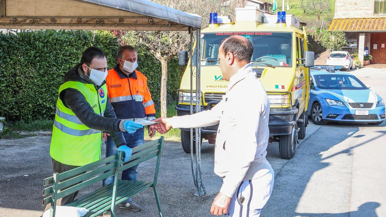 Il sindaco di Montecatini Luca Baroncini consegna le mascherine ai residenti di Nievole (Foto Nucci)