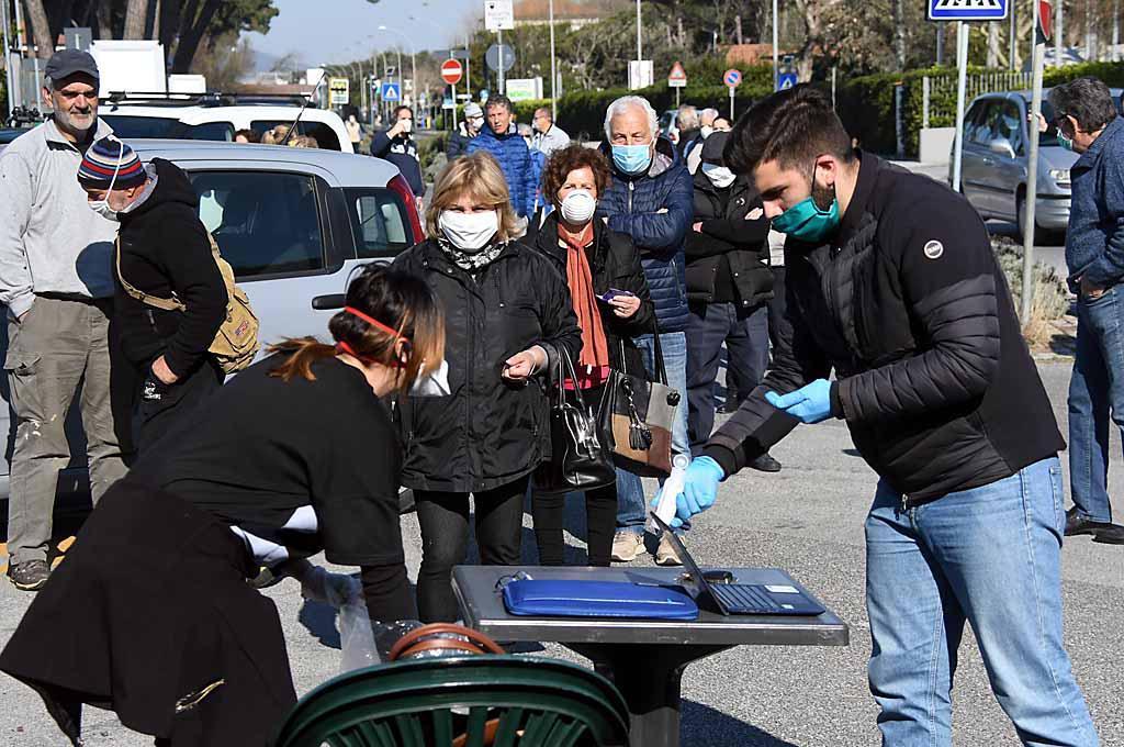 Consegna delle mascherine a Massa