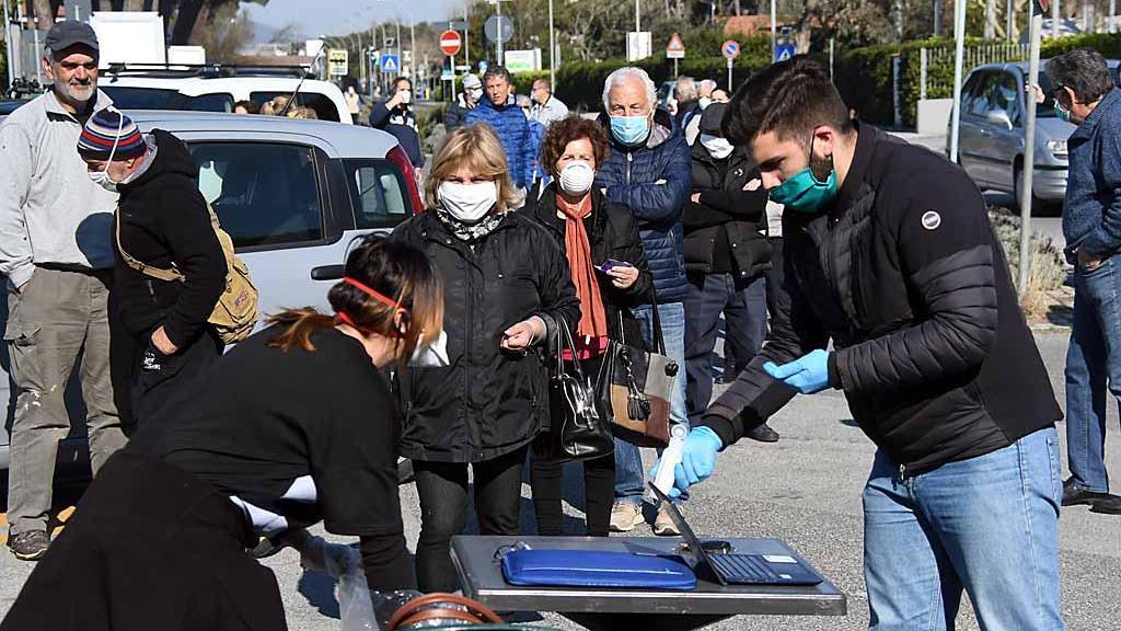 Consegna delle mascherine a Massa