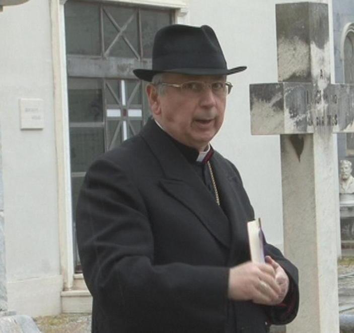 In venti alla messa, il vescovo: «La chiesa è grande e non c’erano assembramenti» 