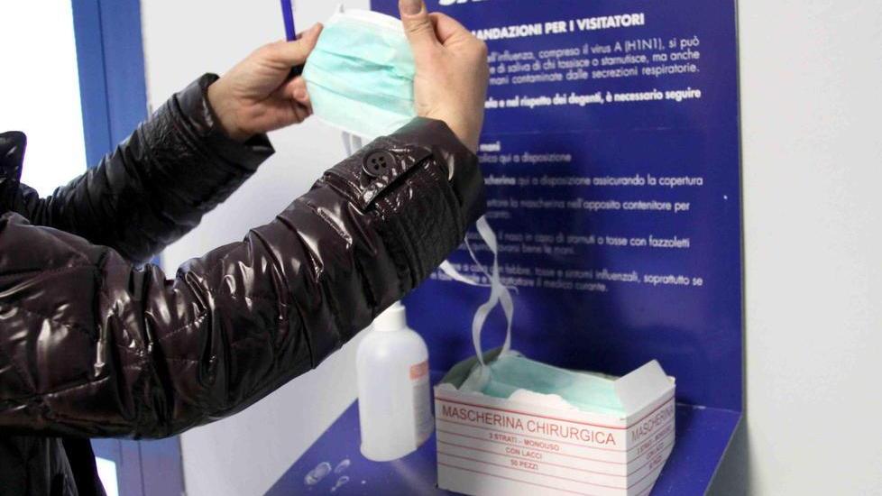 Lucca, tre mascherine a testa con l’ordinanza del sindaco