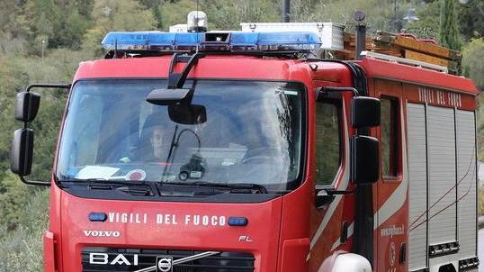 Incendio in una casa, intervengono i pompieri