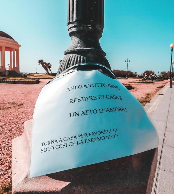 Il cartello “torna a casa” appeso dai cittadini