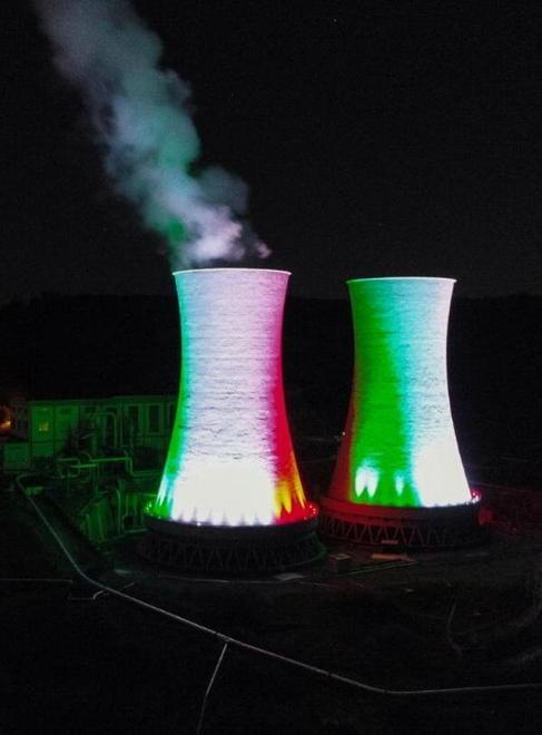 Le centrali geotermiche illuminate con i colori della bandiera italiana