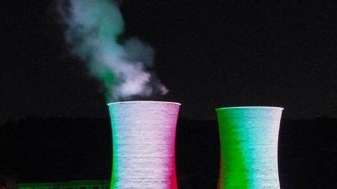 Le centrali geotermiche illuminate con i colori della bandiera italiana