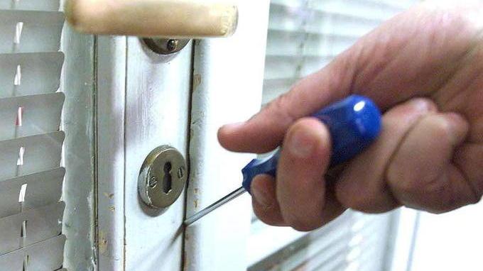 Prende a seggiolate il ladro e lo disarma
