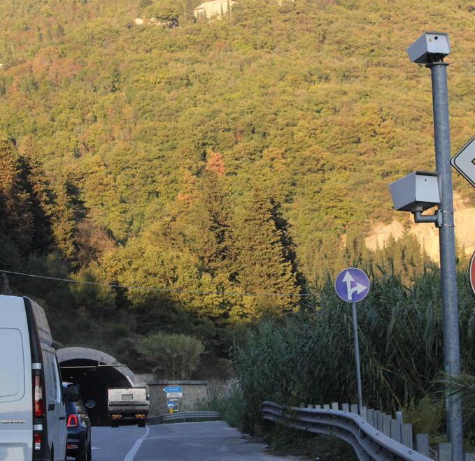 Allarme dei sindaci: «Troppe auto in giro» 