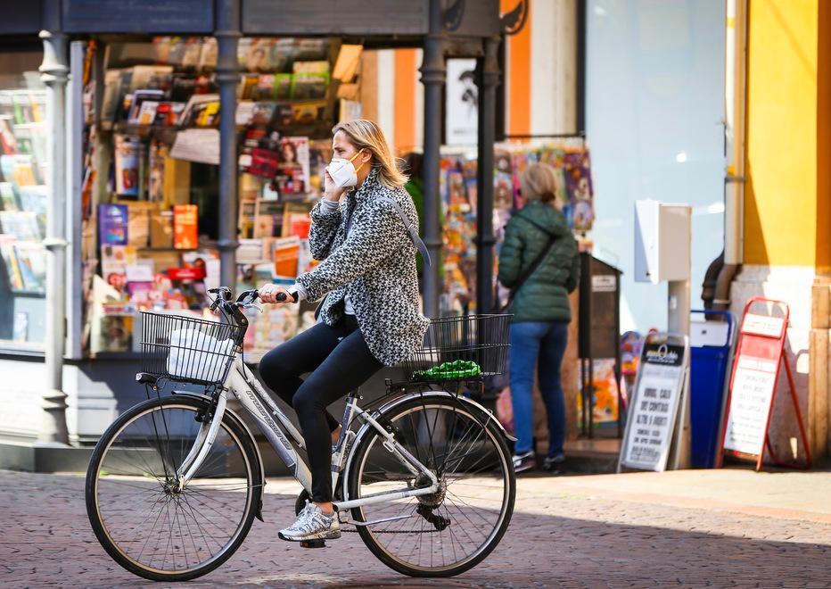 Donna positiva girava in bici