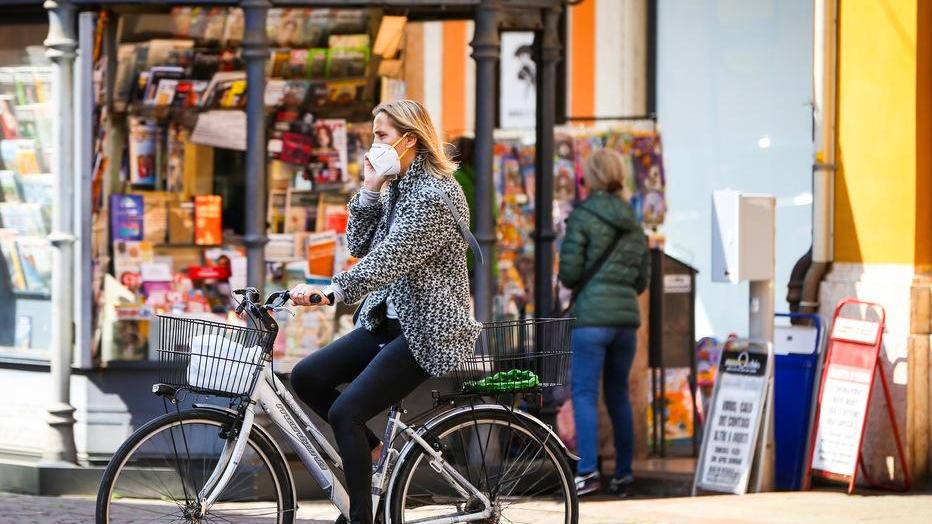 Donna positiva girava in bici