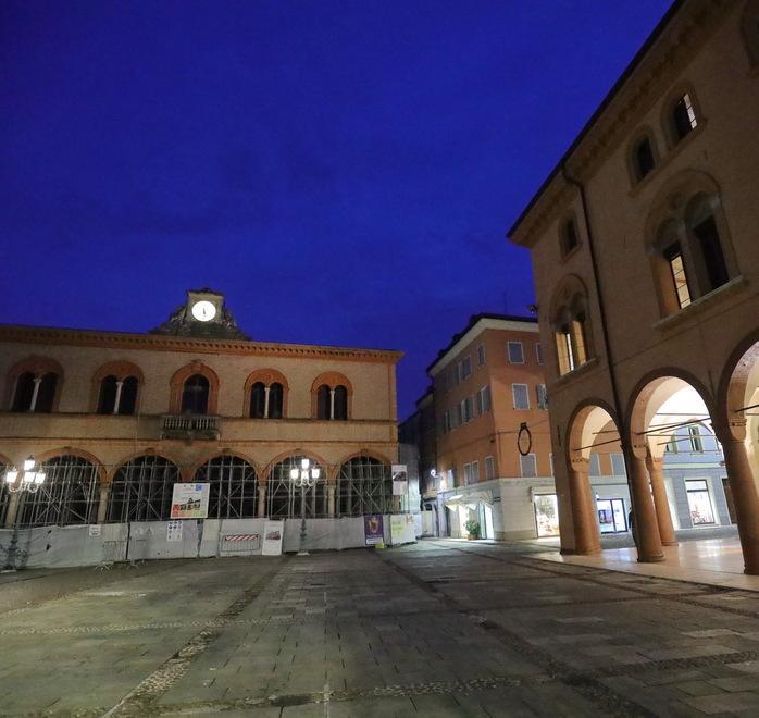 Le impalcature dei cantieri di Mirandola pronte ad accogliere opere di street art