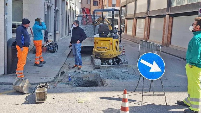 Il pronto intervento di Hera per il gas in corso Porta Reno