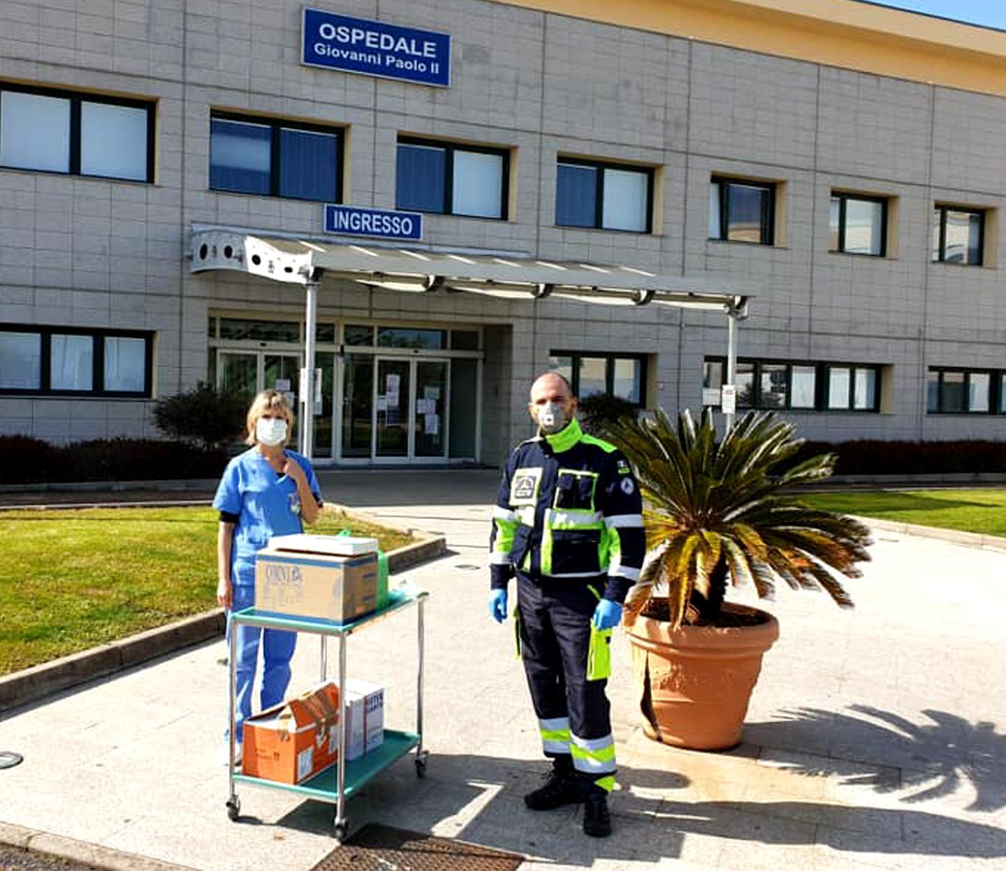 Un carico di tablet e mascherine destinati a studenti e sanitari