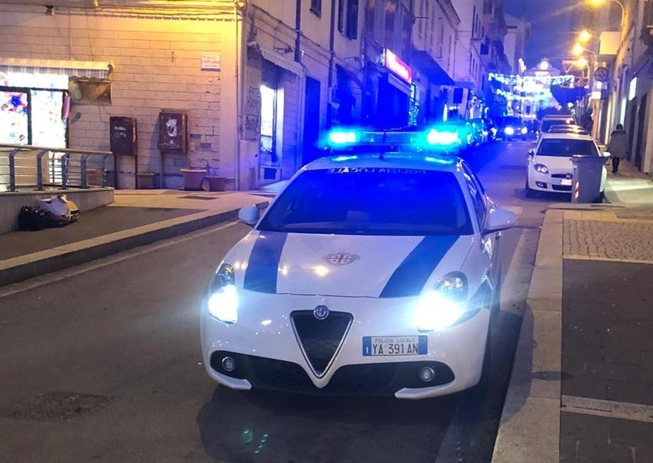 Coppia in auto con i bambini: sanzionati