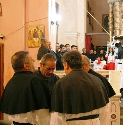 La solitudine della Pasqua, niente riti corali per strada 