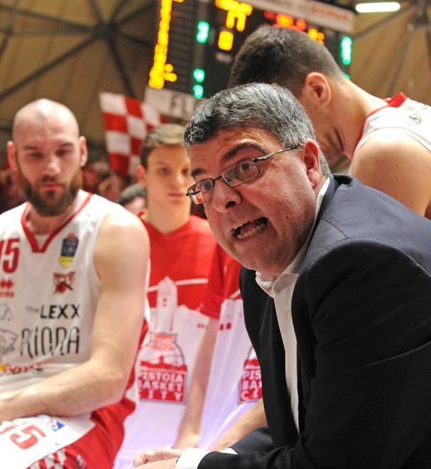 Come mi manca il rumore del pallone. Il basket riparte? Fidiamoci di chi decide 