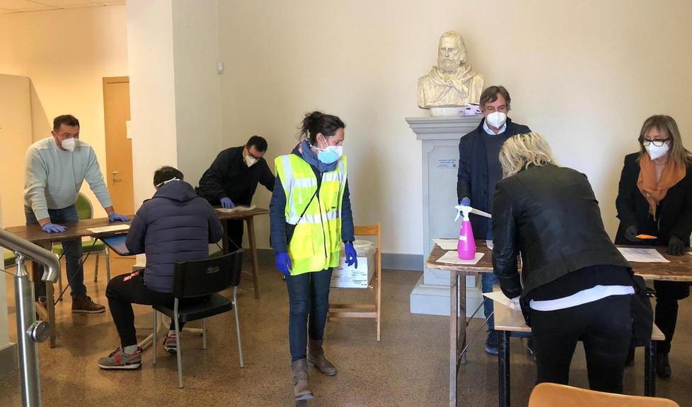 La consegna dei buoni al palazzetto dei congressi