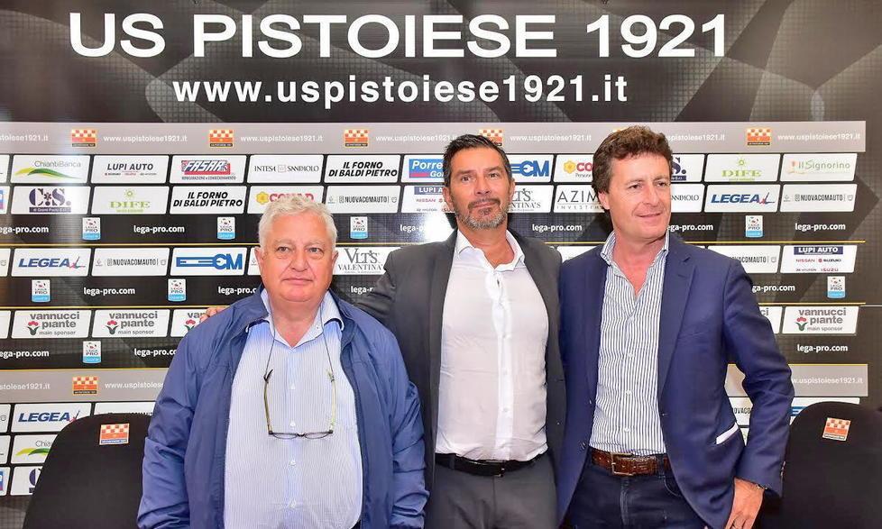 Al centro il ds della Pistoiese Giovanni Dolci fra il presidente Ferrari e lo sponsor Vannucci