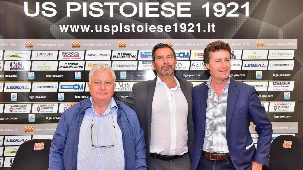 Al centro il ds della Pistoiese Giovanni Dolci fra il presidente Ferrari e lo sponsor Vannucci