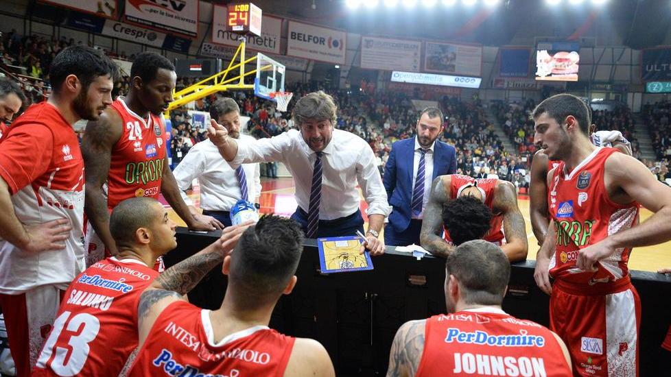 Coach Michele Carrea durante un intervallo in una partita dell'OriOra Pistoia Basket
