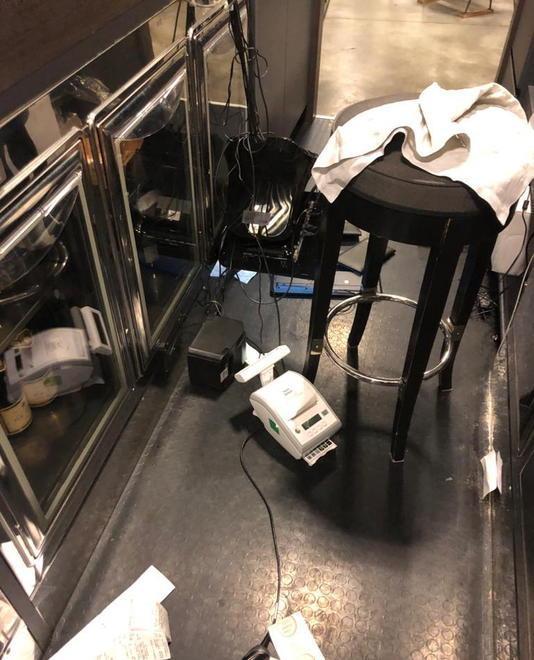 I segni lasciati dai ladri dietro al bancone del ristorante
