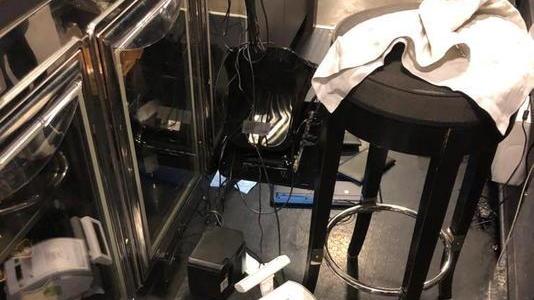 I segni lasciati dai ladri dietro al bancone del ristorante
