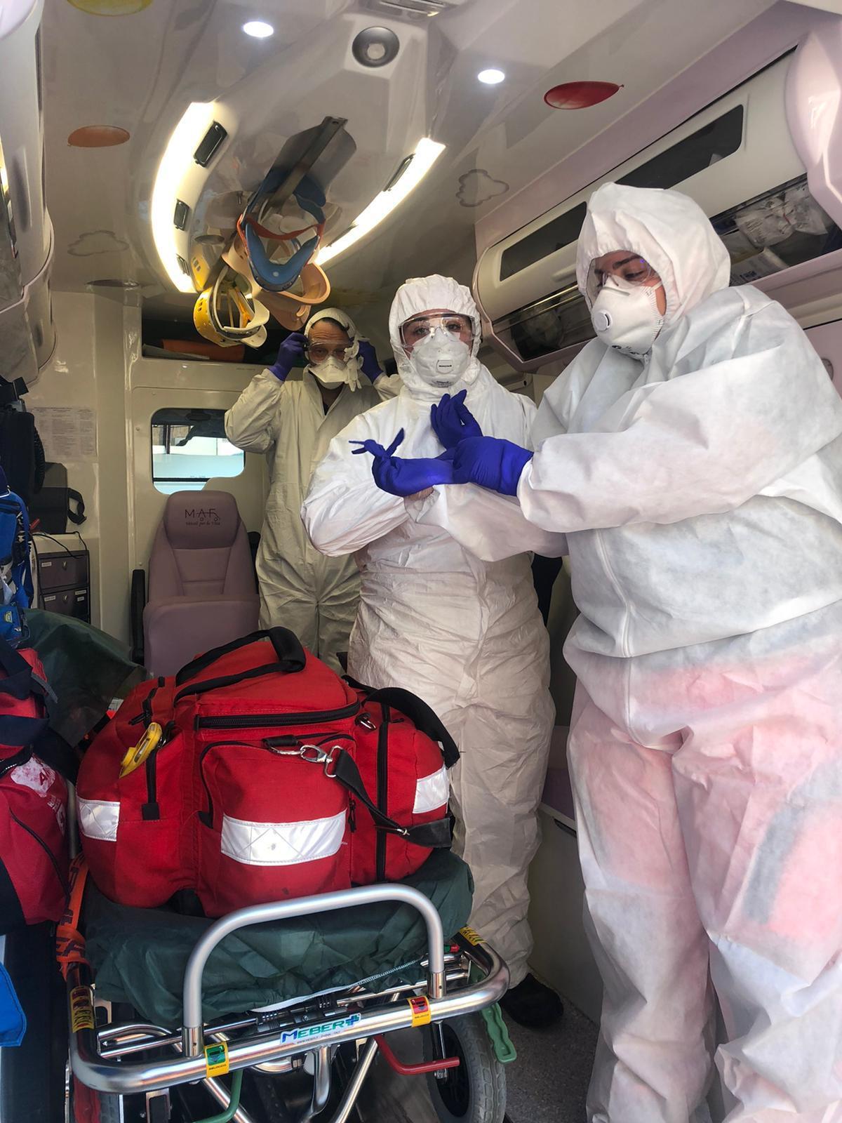 Un intervento di un’ambulanza attrezzata per gli interventi in ambito Covid-19 (foto Franco Silvi)