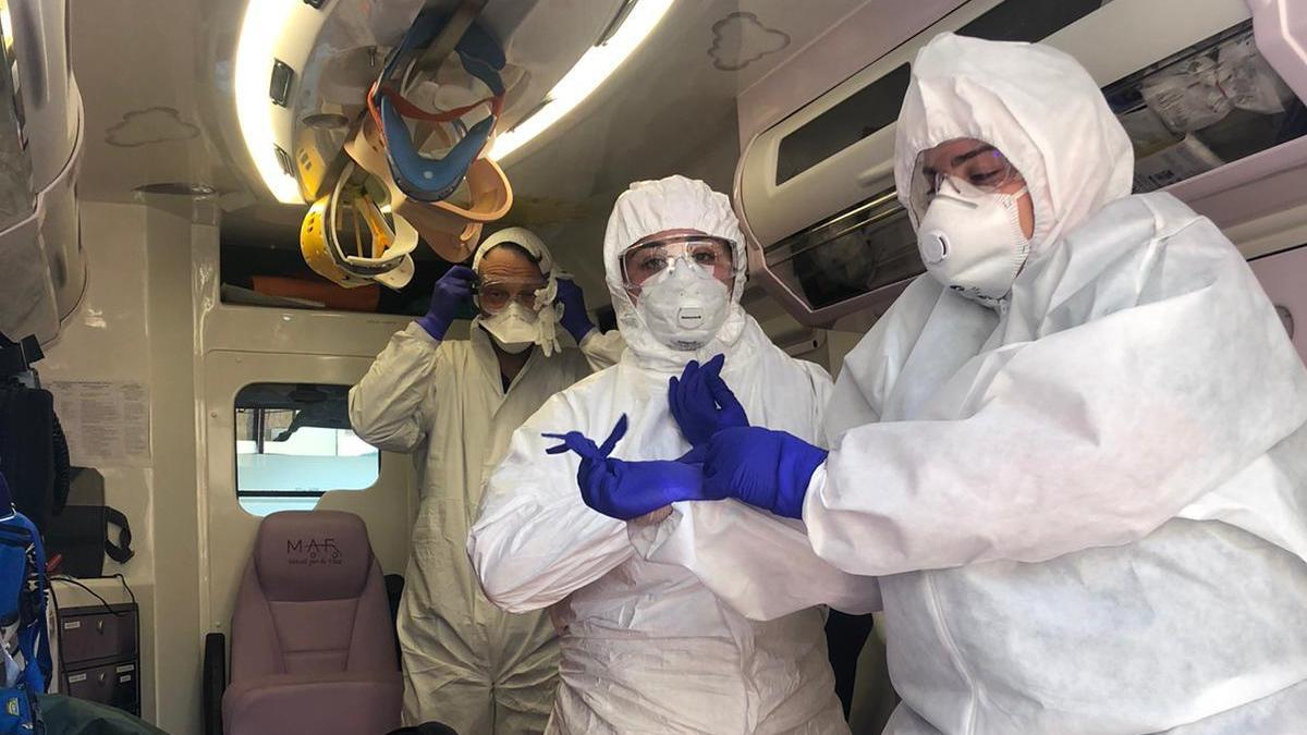 Un intervento di un’ambulanza attrezzata per gli interventi in ambito Covid-19 (foto Franco Silvi)