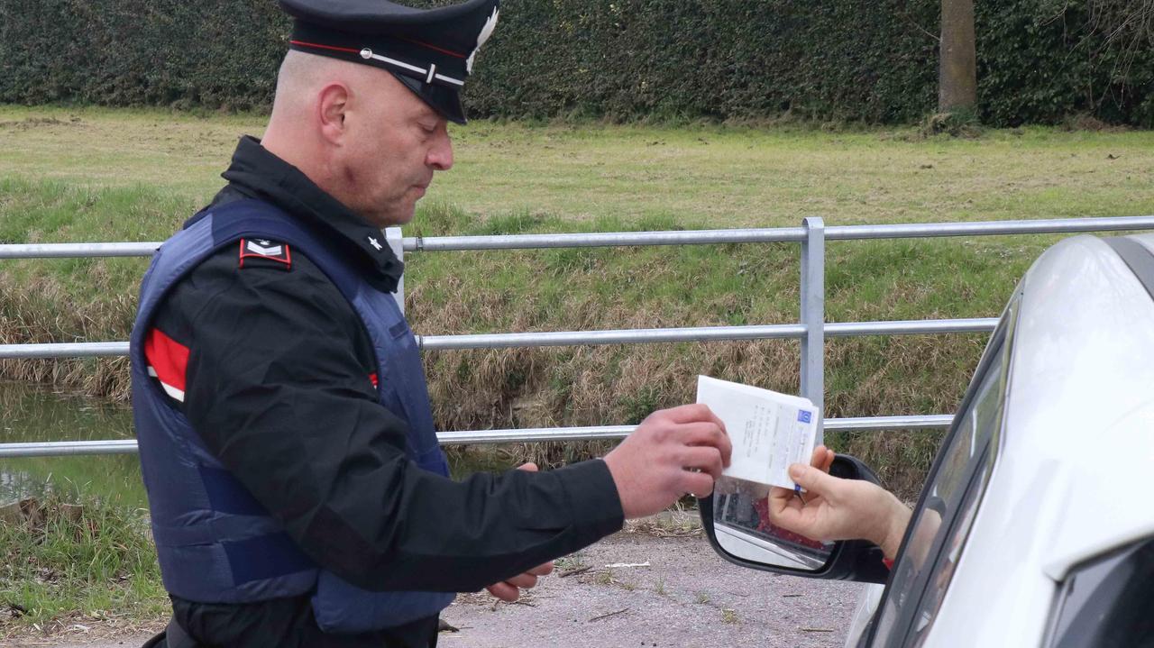Ro, sorpresi a mangiare la pizza al tavolo: multati