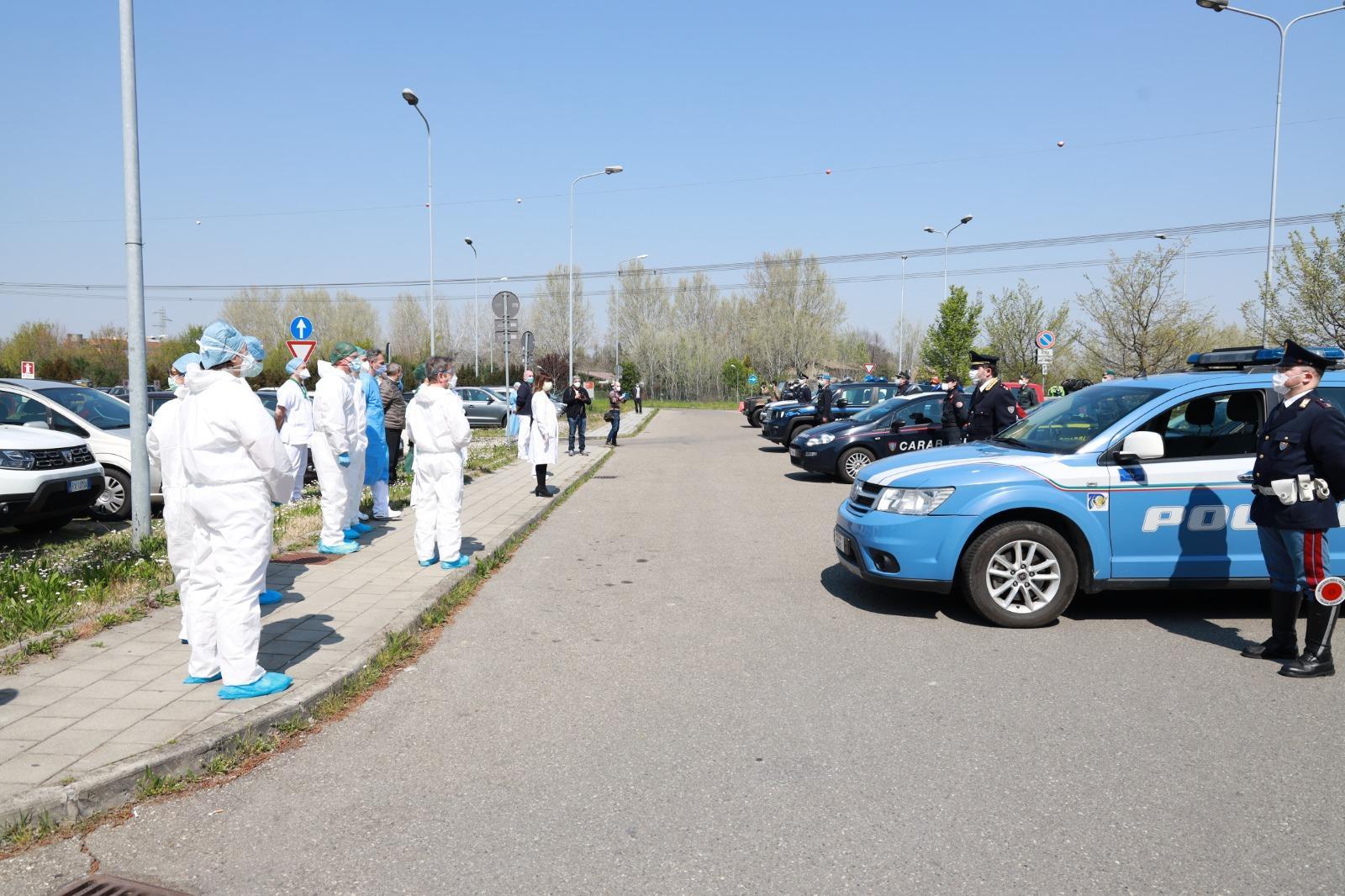 Modena, l'omaggio delle forze dell'ordine agli ospedali Policlinico e Baggiovara