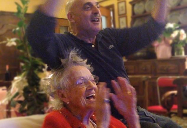 Il compleanno speciale di mamma Brosio: «Preghiamo per le case di riposo» 