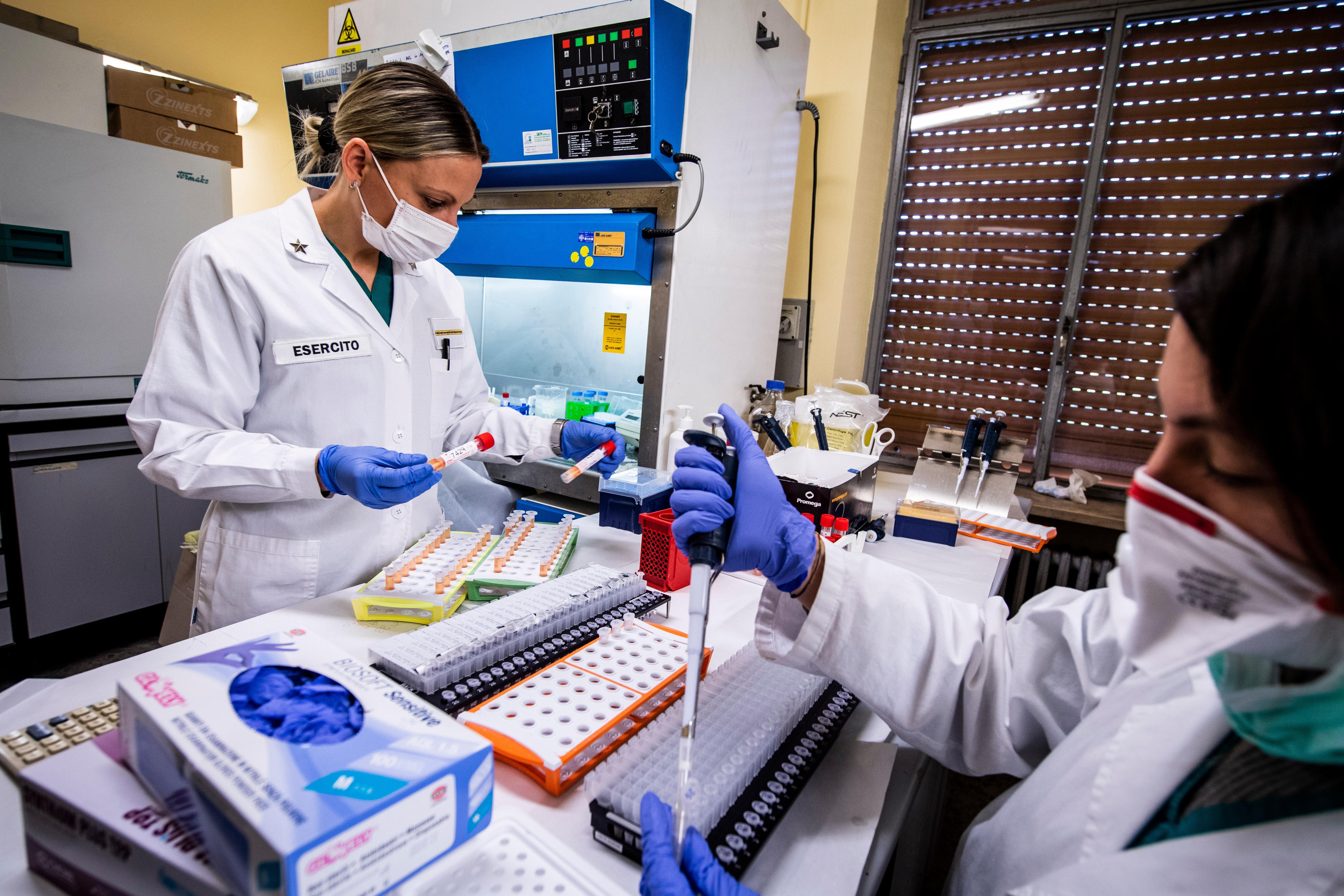 Un laboratorio per l'analisi dei tamponi (foto d'archivio)