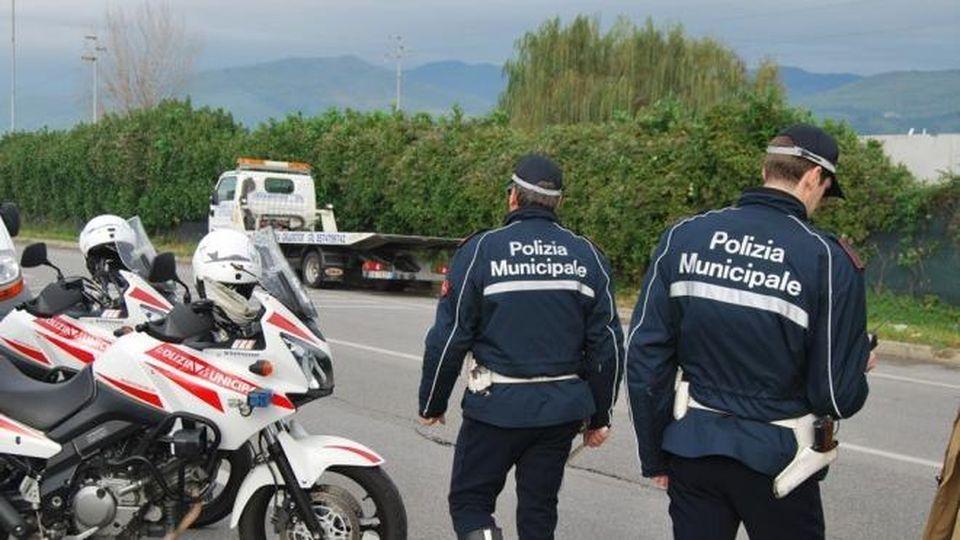 Una pattuglia della polizia municipale di Montemurlo (foto archivio)