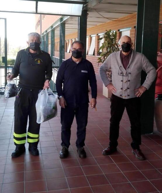 Martinelli (al centro) alla consegna di mascherine tre strati ai vigili del fuoco