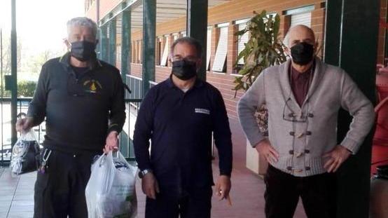 Martinelli (al centro) alla consegna di mascherine tre strati ai vigili del fuoco