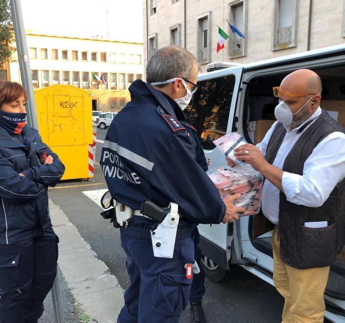 Coronavirus, a Cecina sono arrivate altre diecimila mascherine “Ffp2” con la scorta dei vigili 