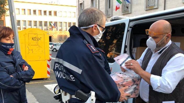 Coronavirus, a Cecina sono arrivate altre diecimila mascherine “Ffp2” con la scorta dei vigili