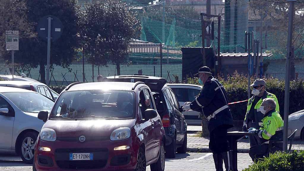 Mascherine consegnate in auto a Massa: buona la prima