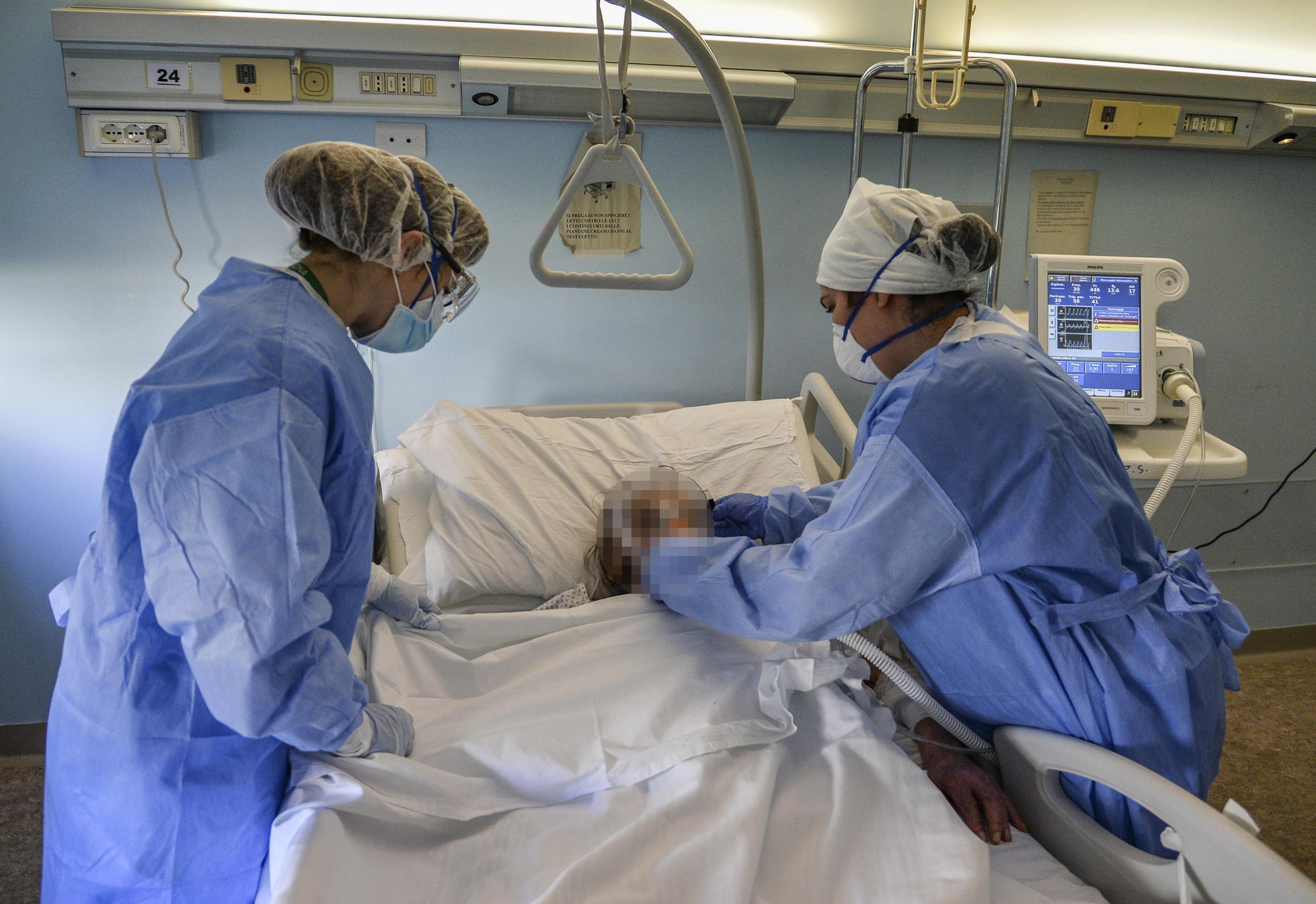Infermieri in un reparto di terapia intensiva (foto archivio)