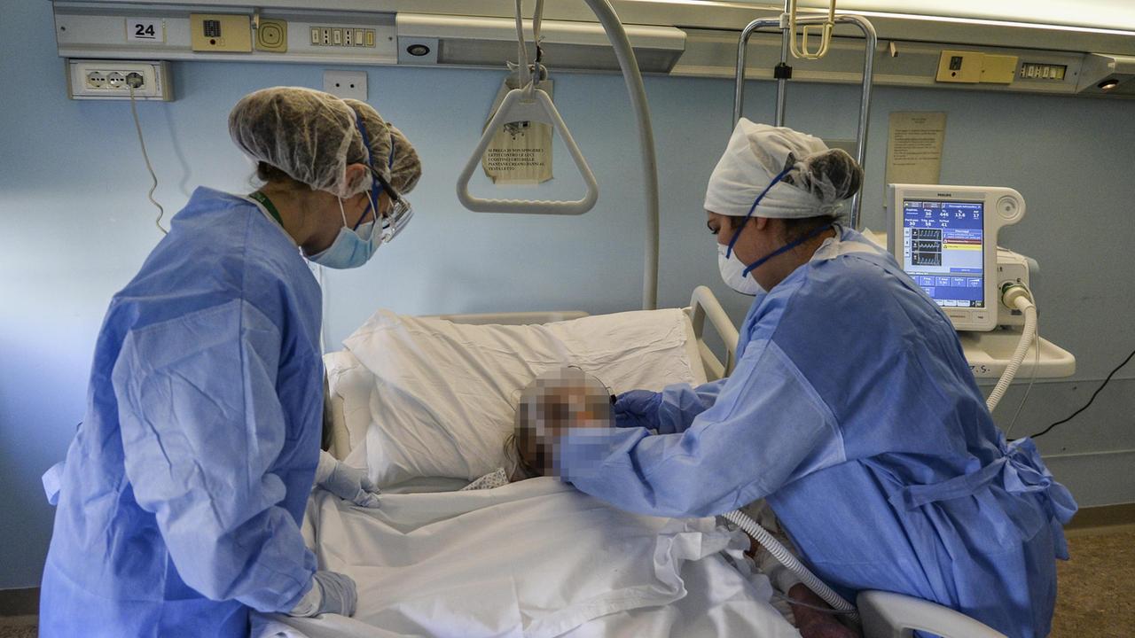 Infermieri in un reparto di terapia intensiva (foto archivio)