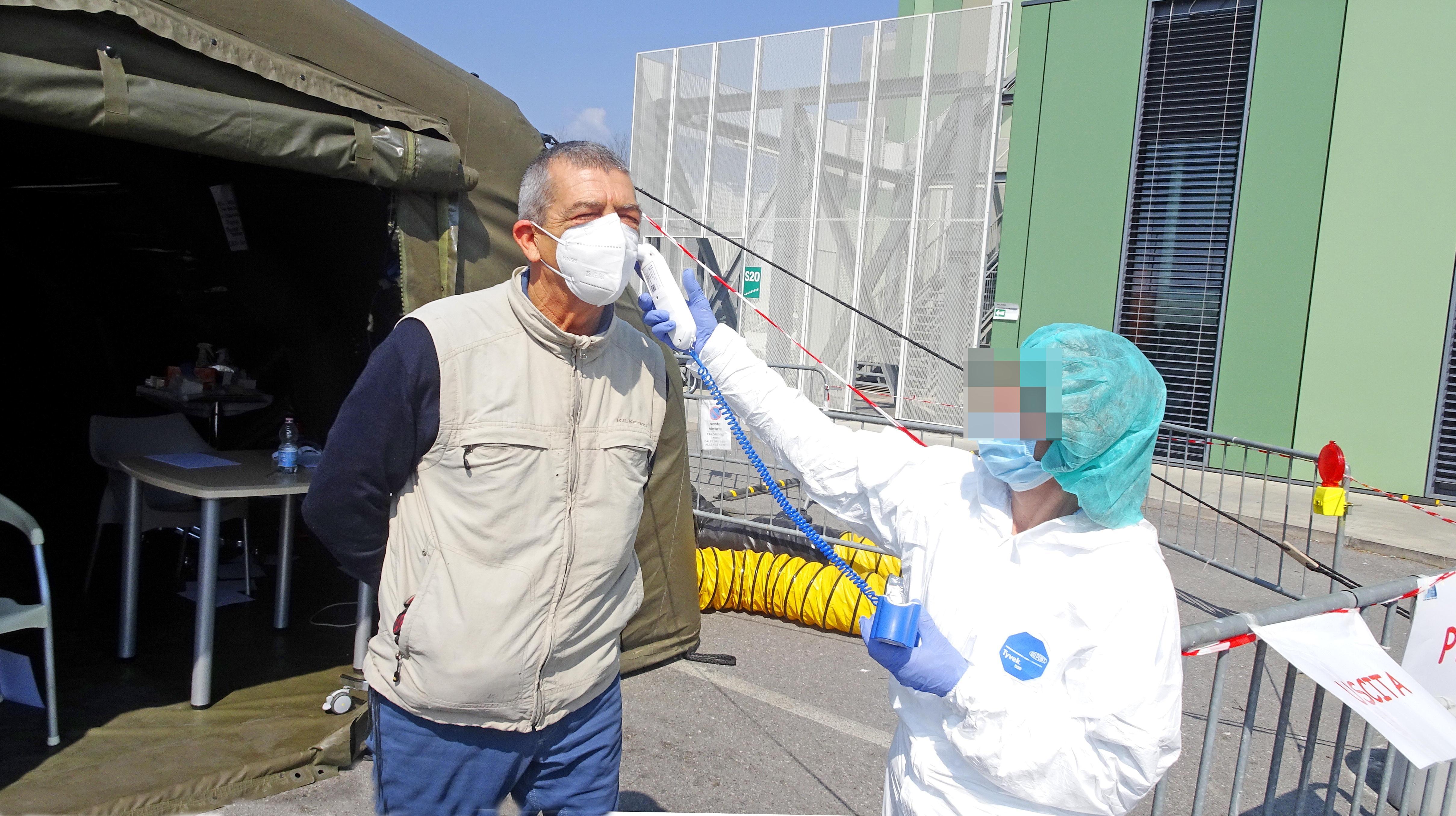 Misurazione della temperatura davanti al padiglione del pre triage all'ospedale San Jacopo (Foto Gori)