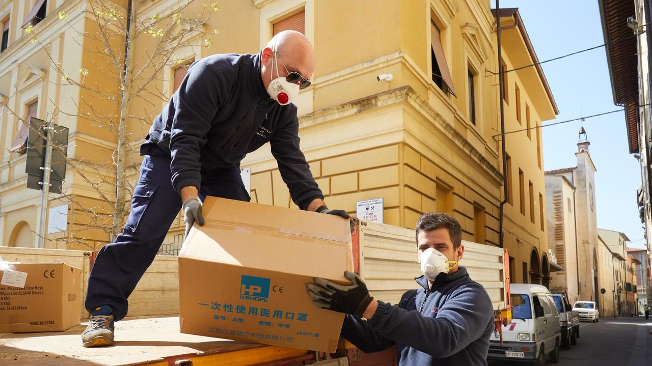 Il carico di mascherine riservate al Comune di Empoli scaricate in Municipio (fotoservizio agenzia Carlo Sestini)